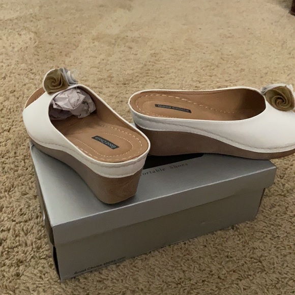 Off White leather Sandals with Flower at Front - Picture 2 of 5